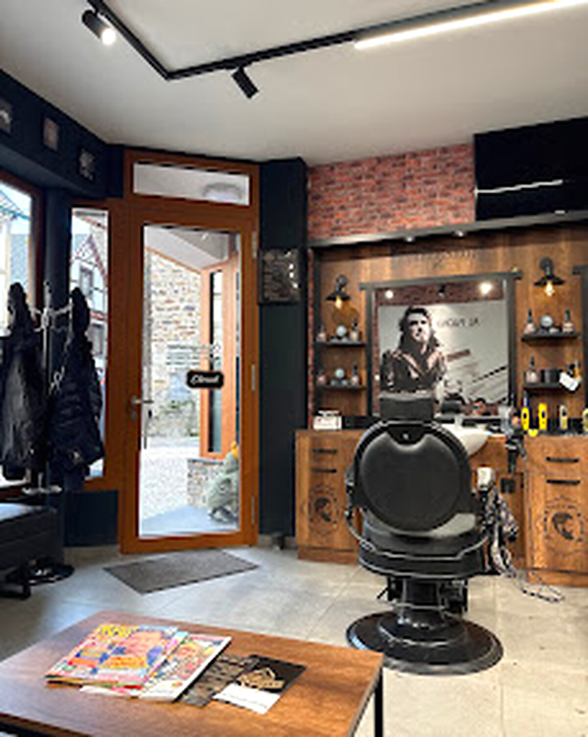 Klassischer Barberstuhl mit Türblick