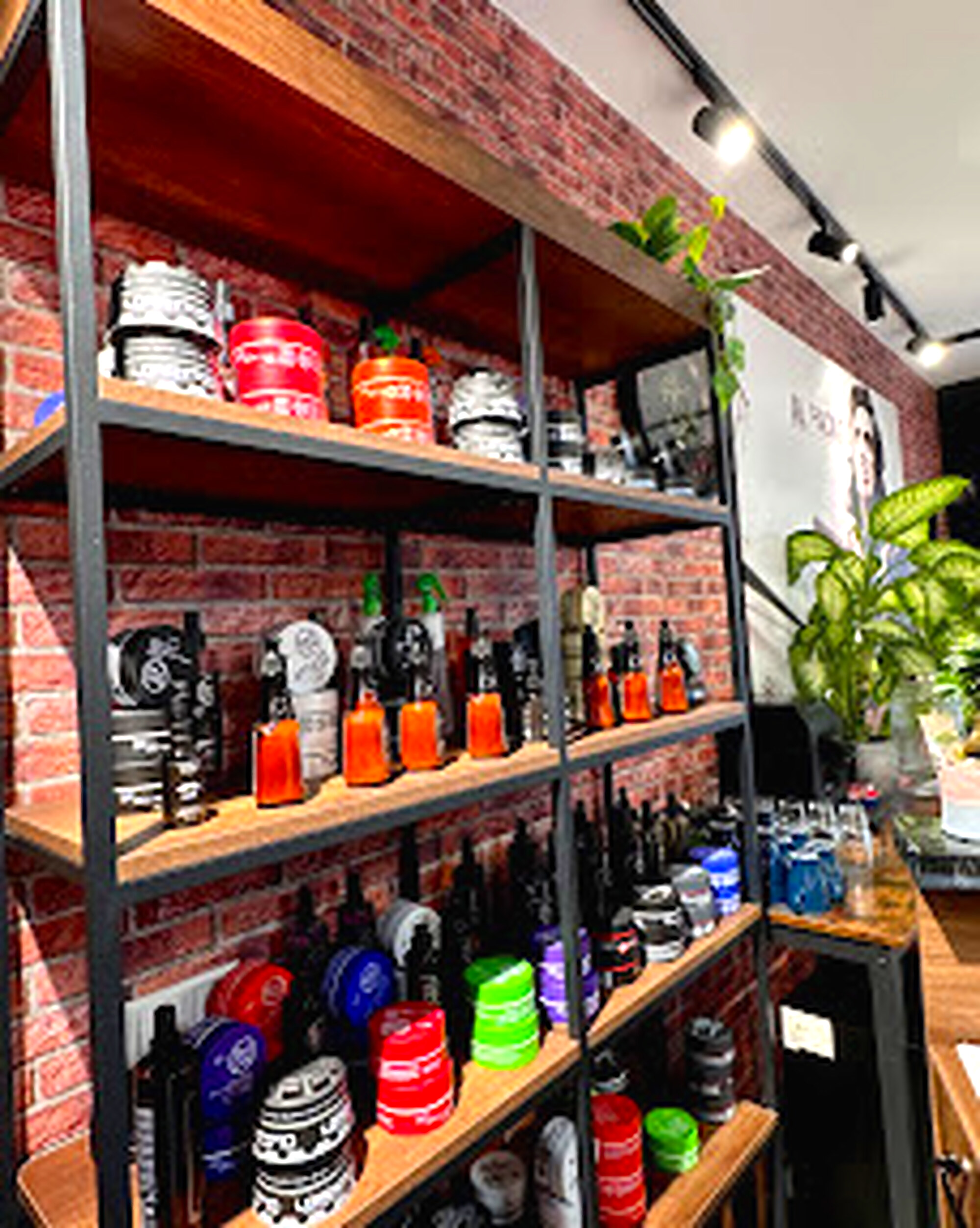 Pflegeprodukt-Regal im Barbershop